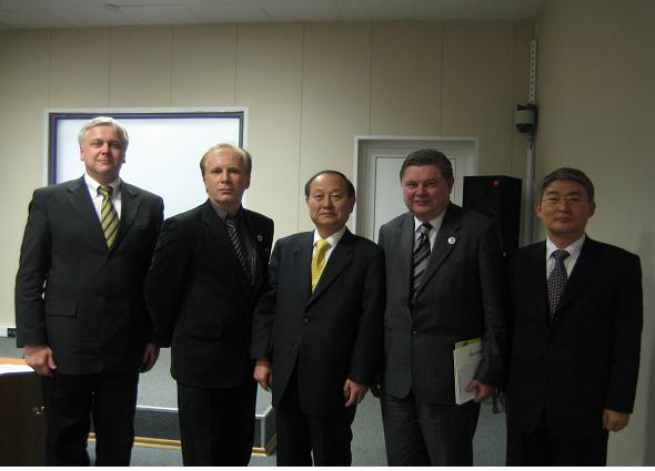 ロシア・サンクトペテルブルク大学で講演する理事長(2008.5.23)