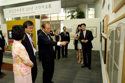 「韓日強制併合100年、条約資料展示会」開幕