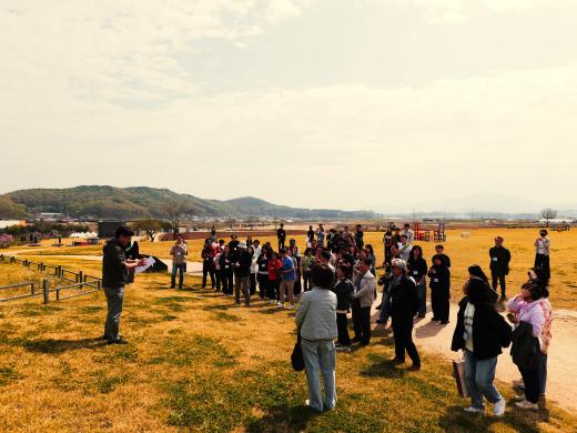 동벽 앞에서 설명하는 정동민 연구위원